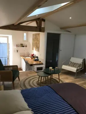 Coin salon dans l'établissement Cabanes et Studios à la Bernardiere