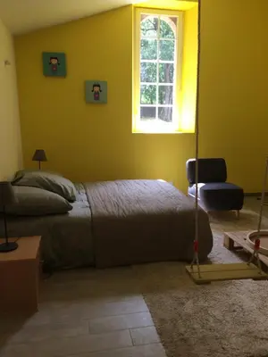 Coin salon dans l'établissement Cabanes et Studios à la Bernardiere