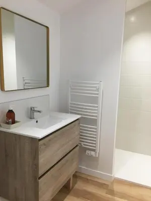 Salle de bains dans l'établissement Cabanes et Studios à la Bernardiere