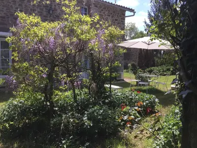 Jardin de l'établissement Gîte climatisé de La Haute Rue