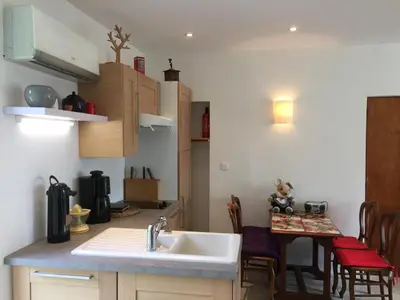 Cuisine ou kitchenette dans l'établissement Gîte climatisé de La Haute Rue