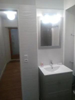 Salle de bains dans l'établissement Les Mistinguettes