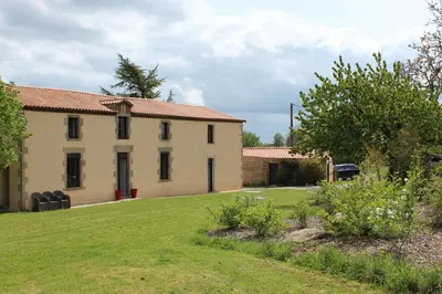 Jardin de l'établissement Les gites de La Landrière à 3 min du Puy du Fou