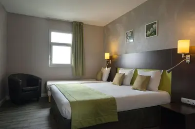 Un ou plusieurs lits dans un hébergement de l'établissement The Originals City, Hotel Novella Premium, Nantes Est