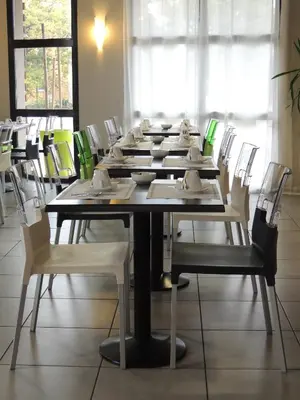 Restaurant ou autre lieu de restauration dans l'établissement The Originals City, Hotel Novella Premium, Nantes Est