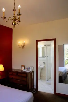 Salle de bains dans l'établissement Hôtel de la Marine