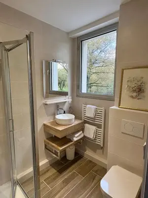 Salle de bains dans l'établissement Hôtel de la Marine