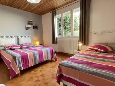 Un ou plusieurs lits dans un hébergement de l'établissement Maison avec Jardin Clos près de la Plage - 5 Couchages, 3 Étoiles, Ménage Inclus - FR-1-224B-474