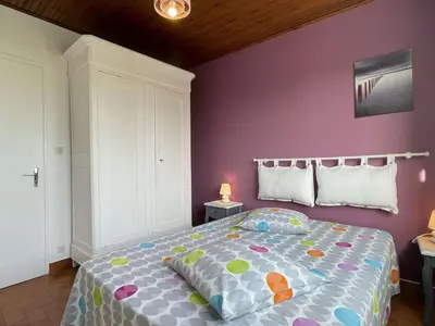 Un ou plusieurs lits dans un hébergement de l'établissement Maison avec Jardin Clos près de la Plage - 5 Couchages, 3 Étoiles, Ménage Inclus - FR-1-224B-474