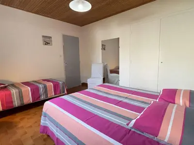 Un ou plusieurs lits dans un hébergement de l'établissement Maison avec Jardin Clos près de la Plage - 5 Couchages, 3 Étoiles, Ménage Inclus - FR-1-224B-474