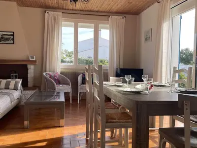 Un ou plusieurs lits dans un hébergement de l'établissement Maison avec Jardin Clos près de la Plage - 5 Couchages, 3 Étoiles, Ménage Inclus - FR-1-224B-474