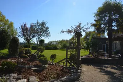 Jardin de l'établissement Chez Dominique et Bruno à 20 mm du PuyduFou
