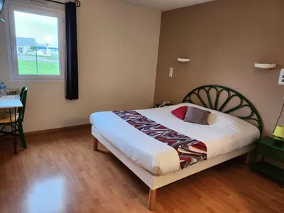 Un ou plusieurs lits dans un hébergement de l'établissement Logis hôtel Relais De La Grange