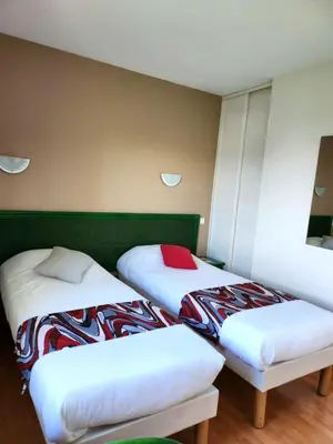 Un ou plusieurs lits dans un hébergement de l'établissement Logis hôtel Relais De La Grange