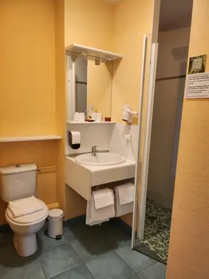 Salle de bains dans l'établissement Logis hôtel Relais De La Grange