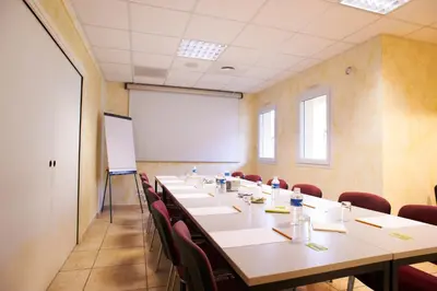 Espace de conférence ou salle de réunion dans l'établissement Logis hôtel Relais De La Grange
