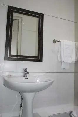 Salle de bains dans l'établissement Hotel The Originals du Grand Monarque Nantes Gare