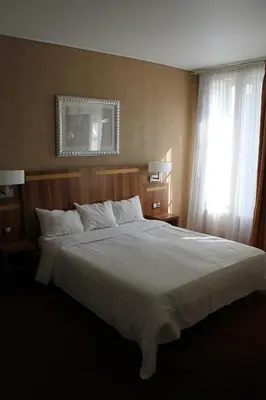 Un ou plusieurs lits dans un hébergement de l'établissement Hotel The Originals du Grand Monarque Nantes Gare