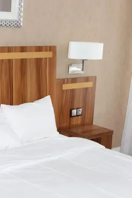 Un ou plusieurs lits dans un hébergement de l'établissement Hotel The Originals du Grand Monarque Nantes Gare
