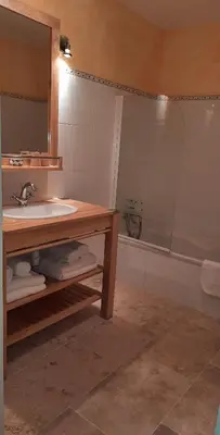 Salle de bains dans l'établissement Hôtel De La Barbacane