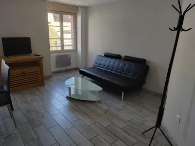 Télévision ou salle de divertissement dans l'établissement Apparts Gites Cholet centre