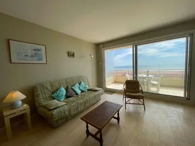 Coin salon dans l'établissement Appartement familial à 50m de la plage avec parking privé, balcon et lave-linge - FR-1-224C-60