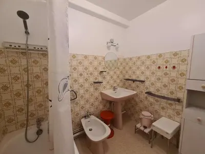 Salle de bains dans l'établissement Appartement familial à 50m de la plage avec parking privé, balcon et lave-linge - FR-1-224C-60