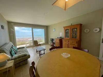 Coin salon dans l'établissement Appartement familial à 50m de la plage avec parking privé, balcon et lave-linge - FR-1-224C-60
