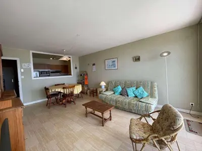 Coin salon dans l'établissement Appartement familial à 50m de la plage avec parking privé, balcon et lave-linge - FR-1-224C-60