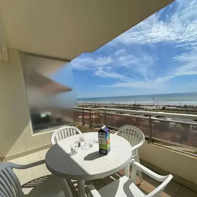 Appartement familial à 50m de la plage avec parking privé