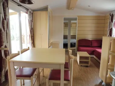 Coin salon dans l'établissement Mobile Home bois dormant