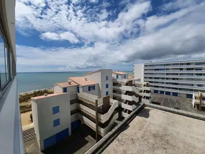 Vue générale sur la mer ou vue sur la mer prise depuis l'appartement