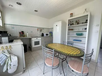 Cuisine ou kitchenette dans l'établissement Maison confortable 5 pièces, 8 couchages, proche plage et commerces, avec jardin, terrasse et WiFi. - FR-1-224B-477