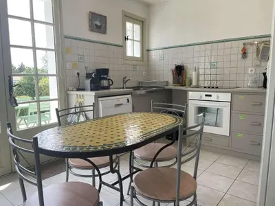 Cuisine ou kitchenette dans l'établissement Maison confortable 5 pièces, 8 couchages, proche plage et commerces, avec jardin, terrasse et WiFi. - FR-1-224B-477