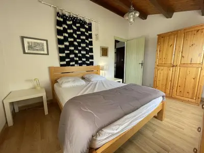 Un ou plusieurs lits dans un hébergement de l'établissement Maison confortable 5 pièces, 8 couchages, proche plage et commerces, avec jardin, terrasse et WiFi. - FR-1-224B-477
