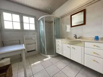 Salle de bains dans l'établissement Maison confortable 5 pièces, 8 couchages, proche plage et commerces, avec jardin, terrasse et WiFi. - FR-1-224B-477