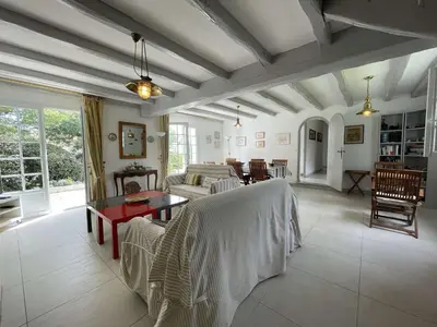 Coin salon dans l'établissement Maison confortable 5 pièces, 8 couchages, proche plage et commerces, avec jardin, terrasse et WiFi. - FR-1-224B-477