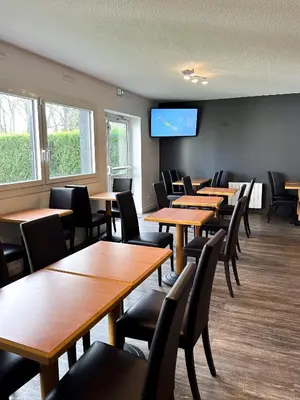 Télévision ou salle de divertissement dans l'établissement Hôtel AKENA Nantes Orvault - Ouest