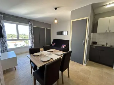 Cuisine ou kitchenette dans l'établissement Bel appartement avec parking près de la plage, 2 pièces, 4 personnes - FR-1-224C-544