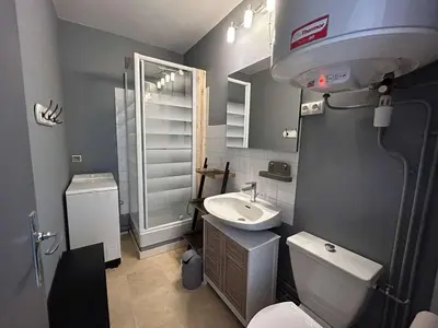 Salle de bains dans l'établissement Bel appartement avec parking près de la plage, 2 pièces, 4 personnes - FR-1-224C-544