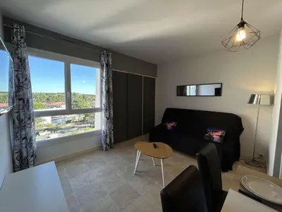Coin salon dans l'établissement Bel appartement avec parking près de la plage, 2 pièces, 4 personnes - FR-1-224C-544