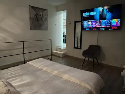 Un ou plusieurs lits dans un hébergement de l'établissement Au domaine des anges, 3 gîtes luxueux avec Jacuzzi privatif, sauna, mini-piscine, piscine extérieure chauffée en saison