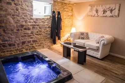 Coin salon dans l'établissement Au domaine des anges, 3 gîtes luxueux avec Jacuzzi privatif, sauna, mini-piscine, piscine extérieure chauffée en saison