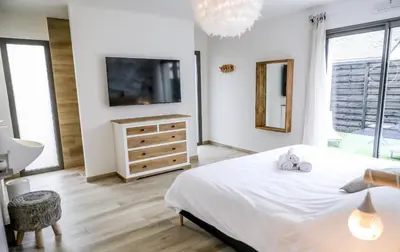 Un ou plusieurs lits dans un hébergement de l'établissement Au domaine des anges, 3 gîtes luxueux avec Jacuzzi privatif, sauna, mini-piscine, piscine extérieure chauffée en saison