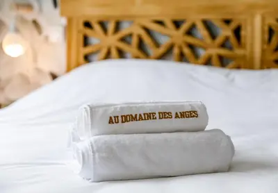 Un ou plusieurs lits dans un hébergement de l'établissement Au domaine des anges, 3 gîtes luxueux avec Jacuzzi privatif, sauna, mini-piscine, piscine extérieure chauffée en saison
