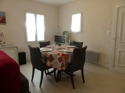 Coin salon dans l'établissement Maison avec terrasse, 400 m plage et centre, 2 chambres, parking privé, ménage inclus - FR-1-224B-542