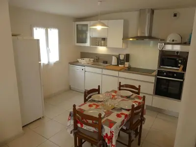 Cuisine ou kitchenette dans l'établissement Maison avec terrasse, 400 m plage et centre, 2 chambres, parking privé, ménage inclus - FR-1-224B-542