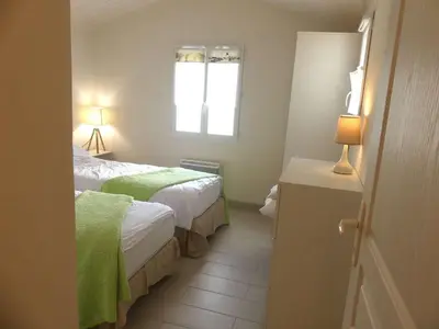 Un ou plusieurs lits dans un hébergement de l'établissement Maison avec terrasse, 400 m plage et centre, 2 chambres, parking privé, ménage inclus - FR-1-224B-542