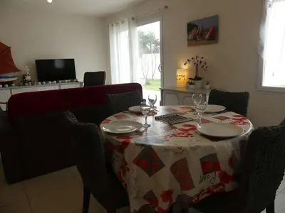 Télévision ou salle de divertissement dans l'établissement Maison avec terrasse, 400 m plage et centre, 2 chambres, parking privé, ménage inclus - FR-1-224B-542