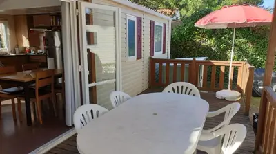 Balcon ou terrasse dans l'établissement Mobil-home Confort camping le bois Masson